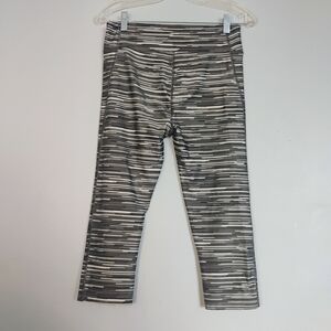 Under Amour Size M Heat Gear Gray and White Striped Leggings Crop Yoga Sport